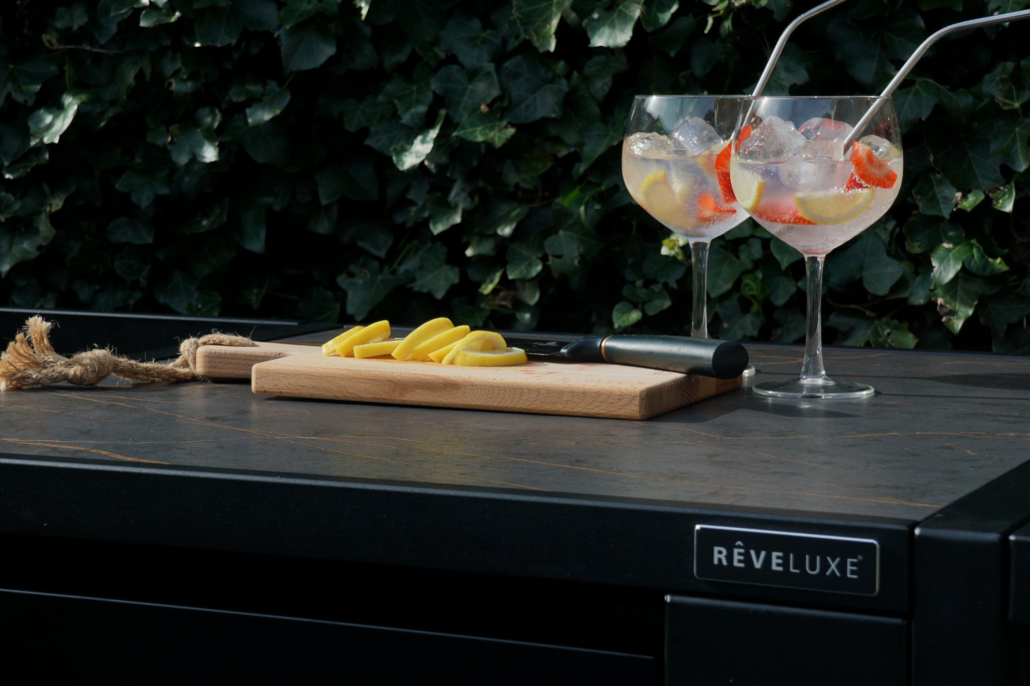 Cocktail op Dekton werkblad van een Rêveluxe buitenkeuken