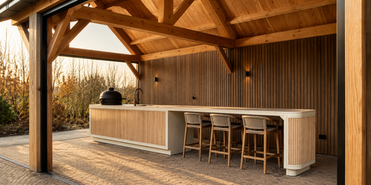 Luxe Bistrot buitenkeuken met kamado en warme houtdetails