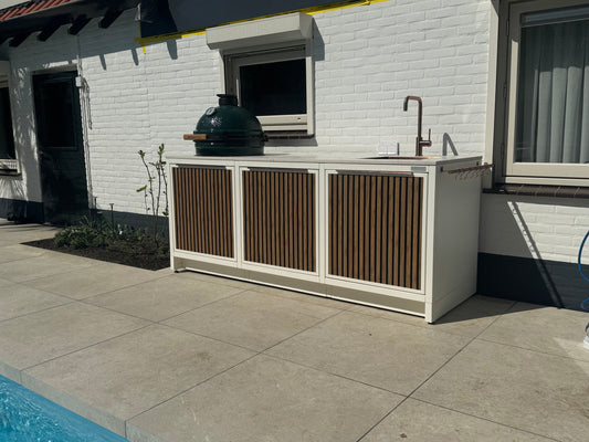 Buitenkeuken met kamado in luxe tuin met zwembad en jacuzzi