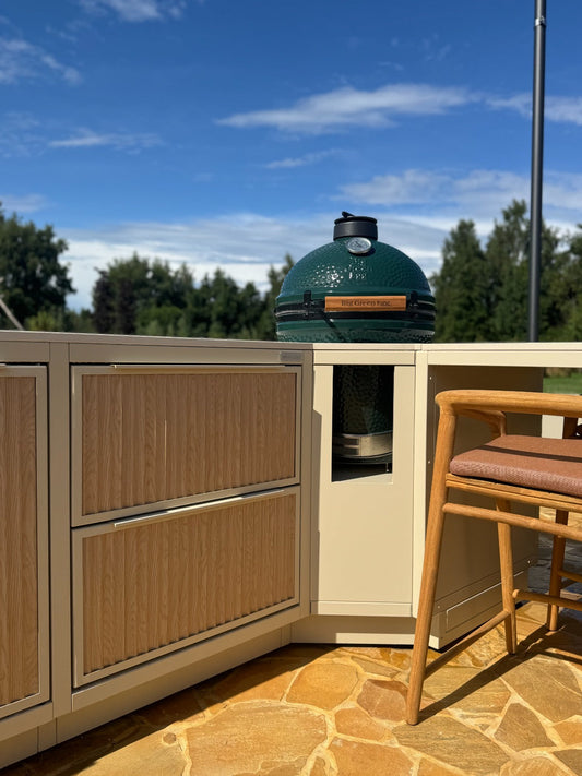 Sur Mesure buitenkeuken onder royale schaduwdoeken