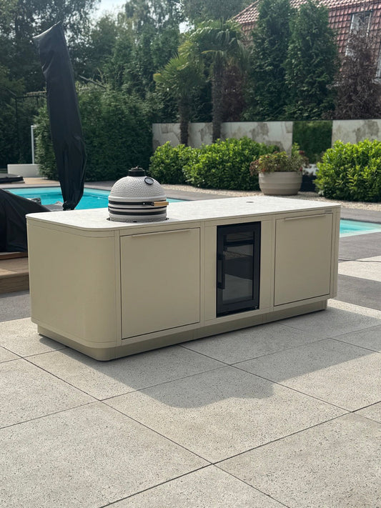 Luxe buitenkeuken met beige kamado aan het zwembad in Wassenaar