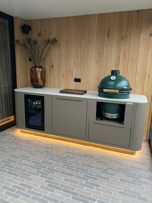 Taupe buitenkeuken met kamado in moderne tuinkamer