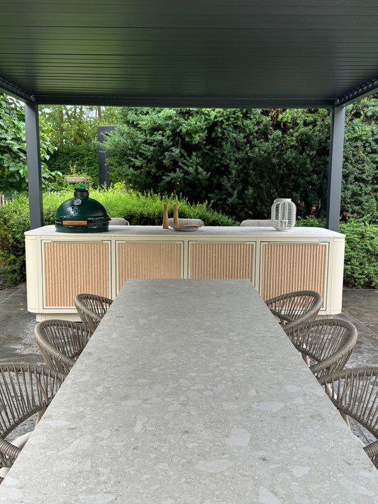 Prestige Oval buitenkeuken onder moderne pergola in Poortugaal