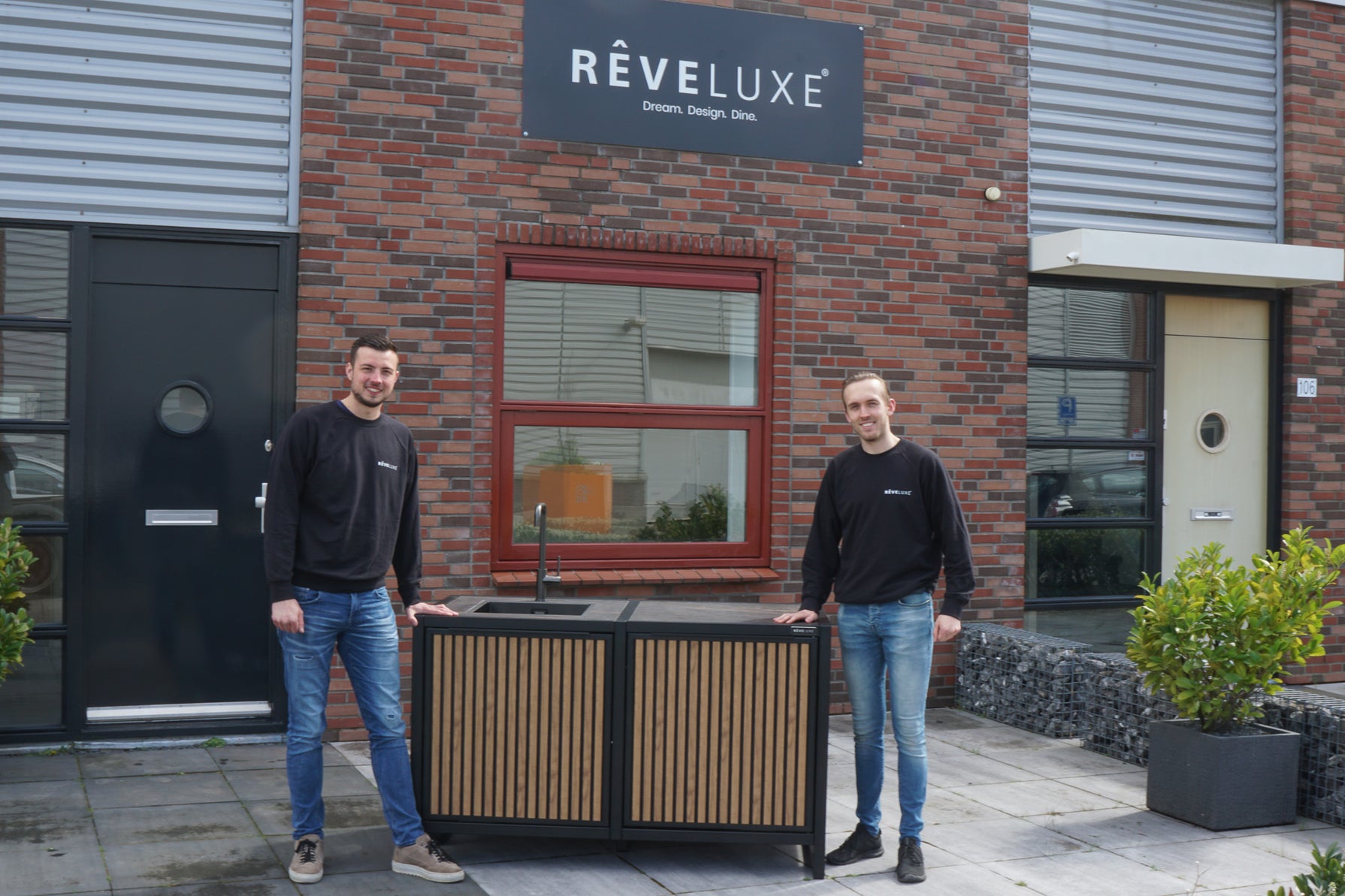 Rêveluxe buitenkeuken voor ons pand met teamleden op de foto